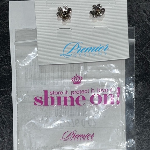 Premier Designs Earrings Dainty Flower Studs - Picture 2 of 5